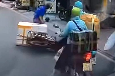 Thanh niên 19 tuổi khai lý do đạp ngã tài xế chở hàng ở TPHCM