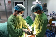 Mang bàn tay dập nát kẹt trong máy xay thịt đến bệnh viện