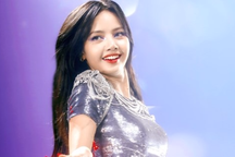 Bạn trai doanh nhân không bỏ rơi Lisa giữa giai đoạn khó khăn