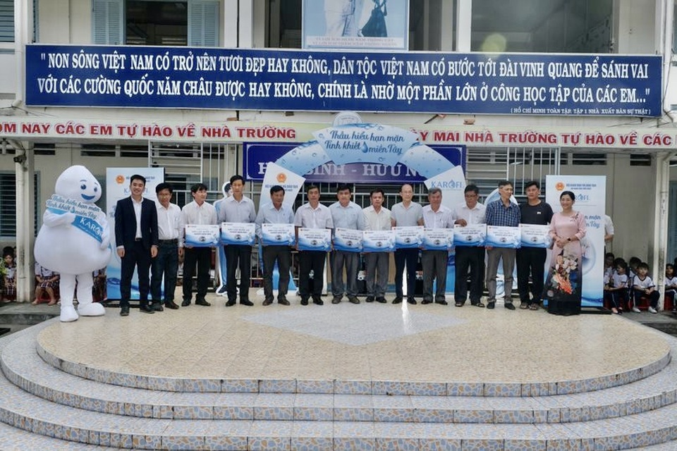 Dòng nước ngọt giữa cơn hạn mặn miền Tây - đầy nhân văn và ý nghĩa - 2 Dòng nước ngọt giữa cơn hạn mặn miền Tây - đầy nhân văn và ý nghĩa - 2