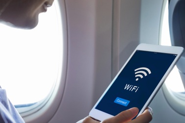 Các hãng hàng không bán giá dùng Internet trên máy bay ra sao?