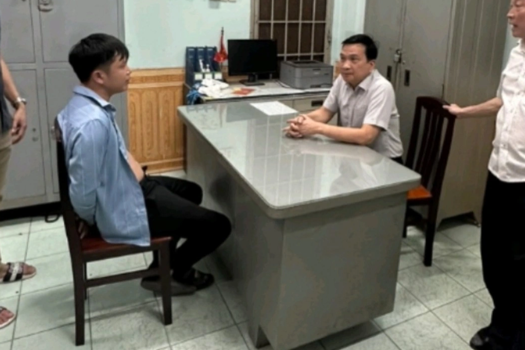 Giải cứu bé 4 tuổi bị nam thanh niên khống chế làm con tin - 1 Giải cứu bé 4 tuổi bị nam thanh niên khống chế làm con tin - 1