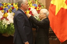 Việt Nam trao tặng Huân chương Hồ Chí Minh cho Chủ tịch Cuba