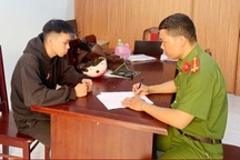 Nam thanh niên giật dây chuyền vàng của bà lão bán vé số