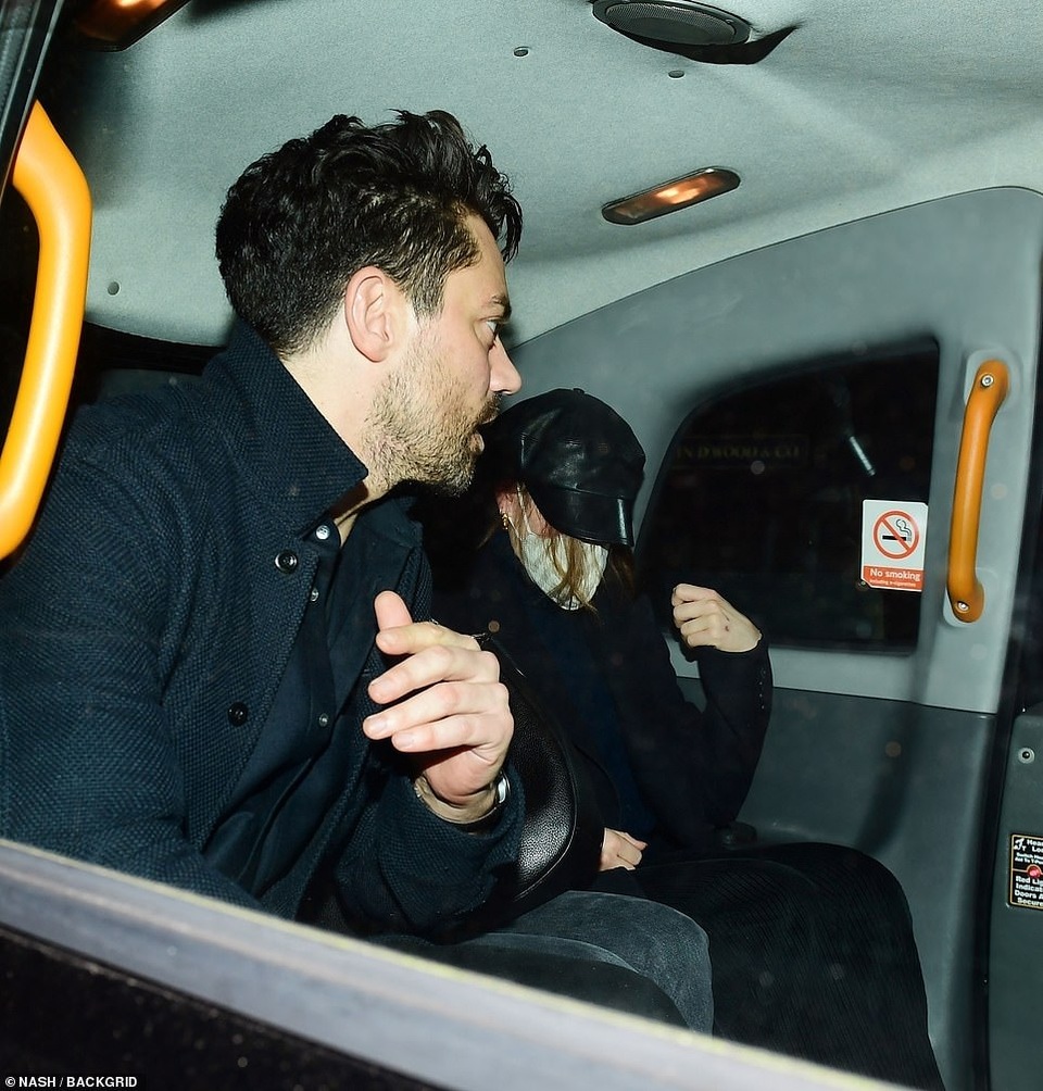 Sau scandal hôn người có vợ, Lọ Lem Lily James giấu mặt khi ra phố - 3 Sau scandal hôn người có vợ, Lọ Lem Lily James giấu mặt khi ra phố - 3
