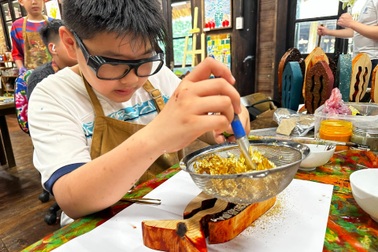 Học sinh lớp 6 điêu khắc cá lấy cảm hứng từ cạp váy của phụ nữ Mường