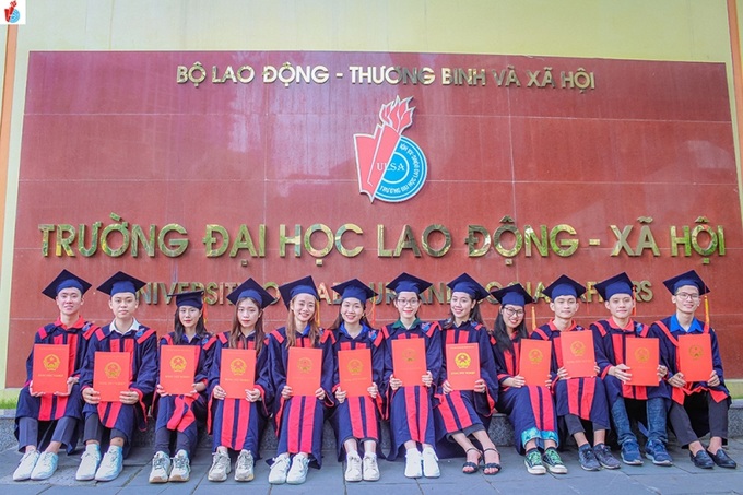 Sinh viên Trường Đại học Lao động - Xã hội trong ngày nhận bằng tốt nghiệp