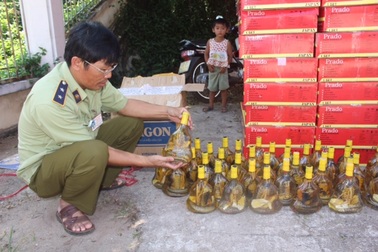 Bắt giữ xe chở mỹ phẩm, rượu rắn lớn không rõ nguồn gốc