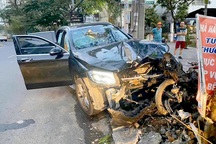 Ô tô tông xe máy, cụ ông chạy xe ôm chết, nữ tiếp viên hàng không trọng thương