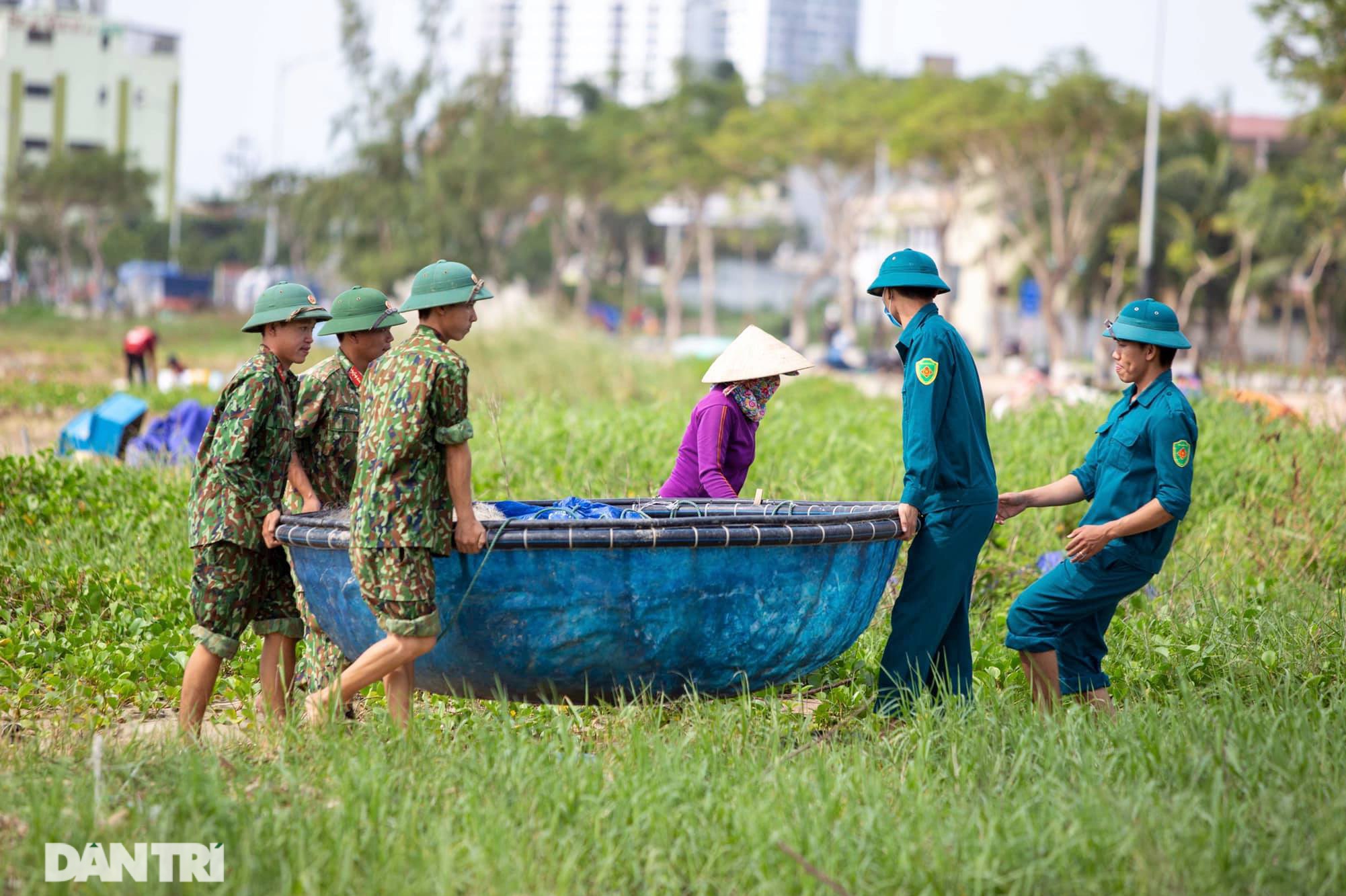 Hàng trăm tàu thuyền của ngư dân Đà Nẵng được đưa lên bờ tránh bão số 9 - 9 Hàng trăm tàu thuyền của ngư dân Đà Nẵng được đưa lên bờ tránh bão số 9 - 9