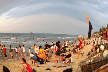 Nắng nóng, người dân và du khách đổ xô đi tắm biển “hạ hỏa”