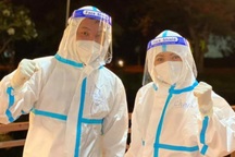 Nghệ sĩ TPHCM xuyên đêm hỗ trợ lấy mẫu xét nghiệm Covid-19 bất chấp mệt mỏi