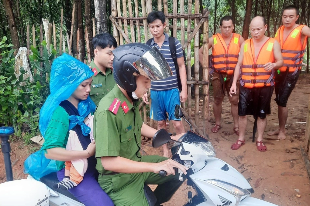 Quyết định táo bạo trong lũ dữ cứu mạng sống bé 9 tháng tuổi - 4 Quyết định táo bạo trong lũ dữ cứu mạng sống bé 9 tháng tuổi - 4