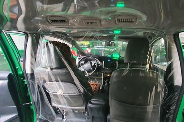 Taxi ở TPHCM lắp vách ngăn chở khách, vận chuyển người tới bệnh viện