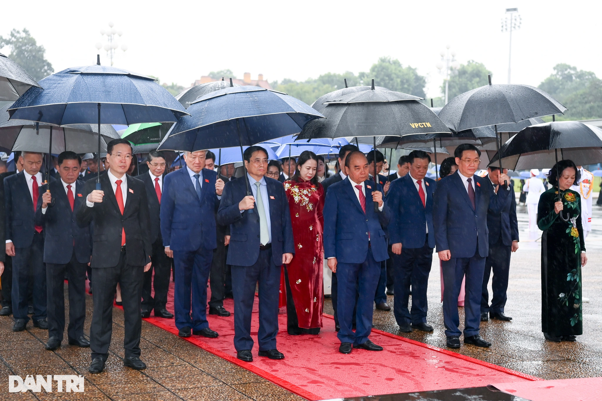 Đoàn đại biểu Quốc hội dự kỳ họp thứ 4 vào Lăng viếng Chủ tịch Hồ Chí Minh - 3 Đoàn đại biểu Quốc hội dự kỳ họp thứ 4 vào Lăng viếng Chủ tịch Hồ Chí Minh - 3