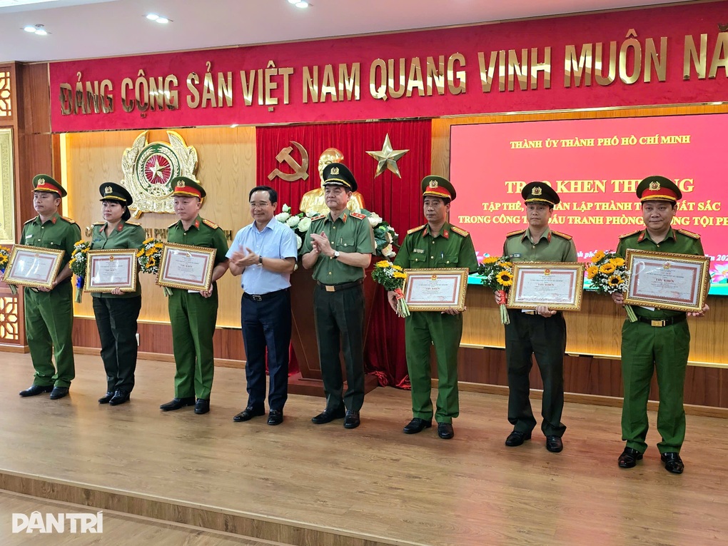Chủ tịch TPHCM trao khen thưởng cho các cá nhân, tập thể công an xuất sắc - 1 Chủ tịch TPHCM trao khen thưởng cho các cá nhân, tập thể công an xuất sắc - 1