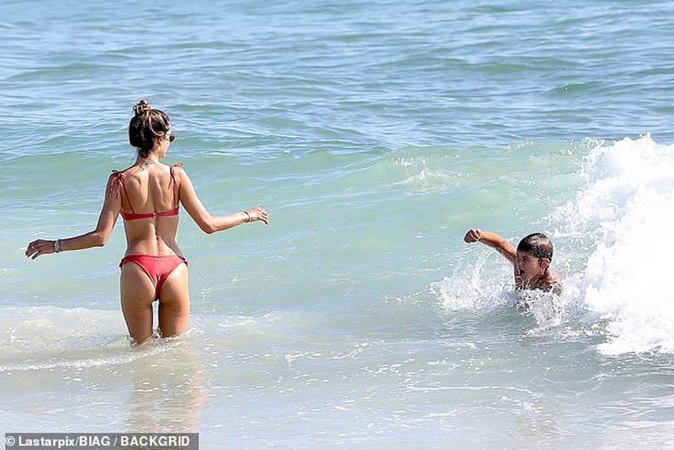 Alessandra Ambrosio gợi cảm đi tắm biển cuối tuần - 6 Alessandra Ambrosio gợi cảm đi tắm biển cuối tuần - 6