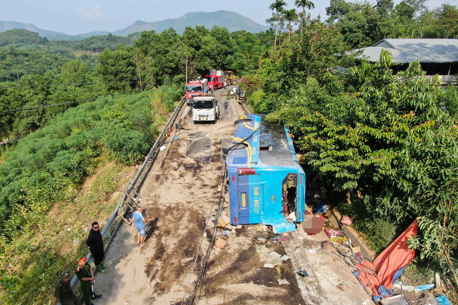 Hiện trường vụ tai nạn khiến 3 người chết, 19 người bị thương ở Lào Cai - 1 Hiện trường vụ tai nạn khiến 3 người chết, 19 người bị thương ở Lào Cai - 1
