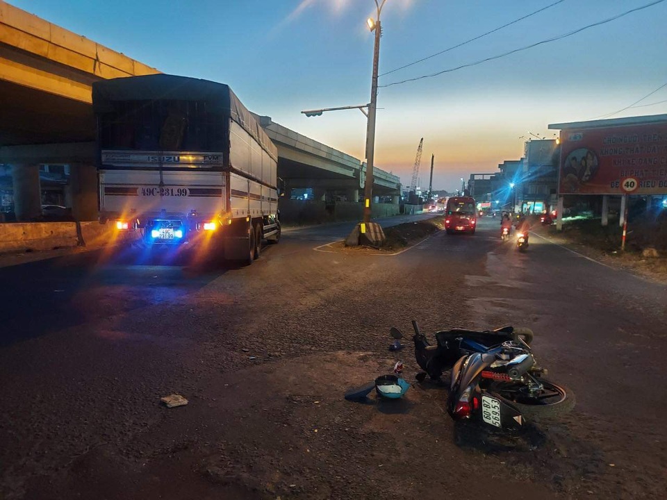 Cha bấn loạn nhìn con trai bị xe tải cán chết trên đường đi học về - 1 Cha bấn loạn nhìn con trai bị xe tải cán chết trên đường đi học về - 1