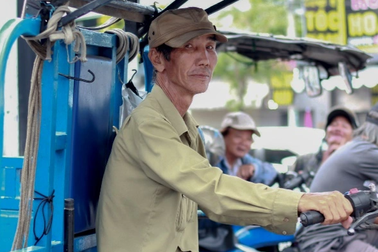 Từng kiếm chục triệu đồng/tháng, tài xế ba gác giờ… "vừa ngồi vừa câu cá"