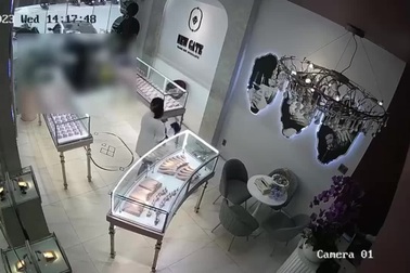 Nữ tài xế nghi nhầm chân ga khi lùi, tông thiệt mạng người ở phía sau