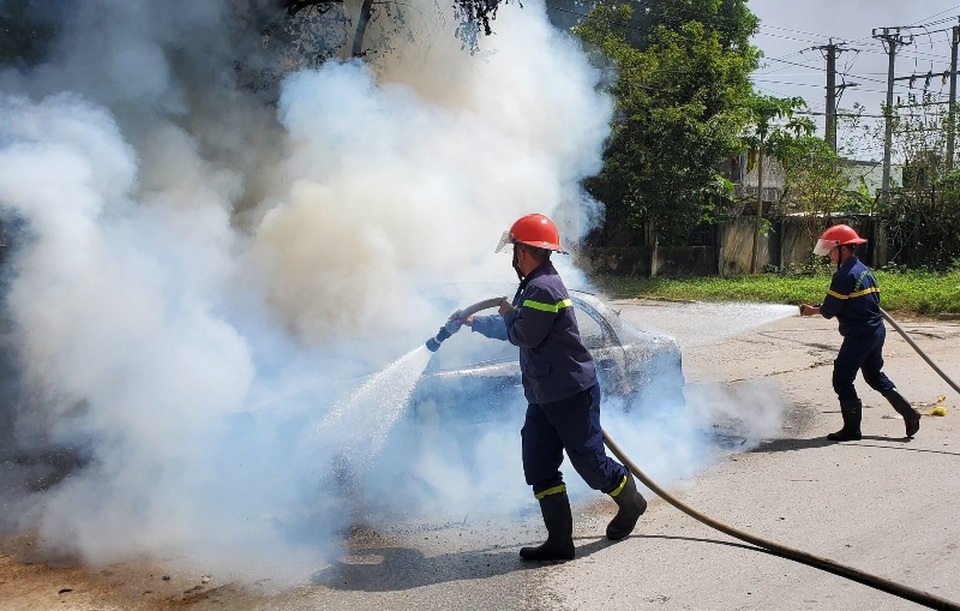 Xe ô tô bất ngờ bốc cháy khi đang đậu bên đường - 2