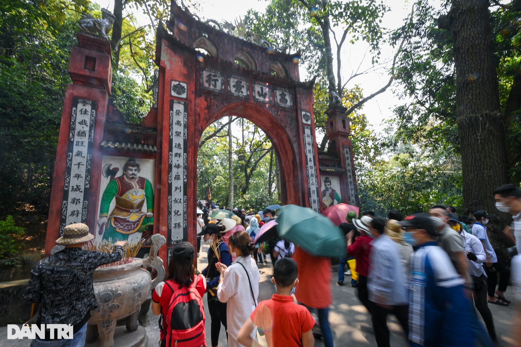 Hàng chục nghìn du khách đổ về đền Hùng dâng hương trước ngày giỗ Tổ - 5 Hàng chục nghìn du khách đổ về đền Hùng dâng hương trước ngày giỗ Tổ - 5