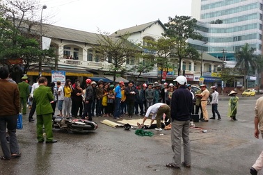 Ngã xe máy, nữ y tá bị xe tải cán chết 