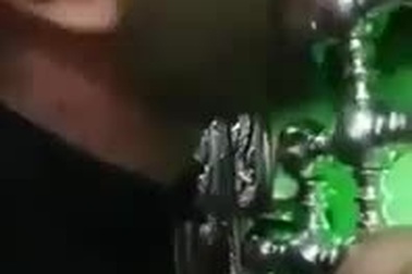 Các tín đồ vẫn liếm cổng và cột trong đền thờ, bất chấp dịch Covid-19 đang