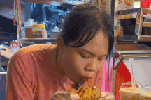 Cô gái ăn hết 2 mẹt gà rán siêu to, chủ quán TPHCM thưởng luôn 5 triệu đồng