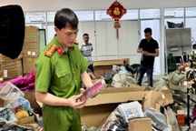 Phát hiện kho hàng livestream chứa hơn 3.000 sản phẩm không rõ nguồn gốc
