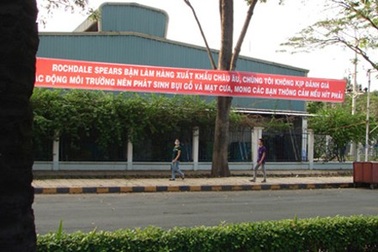 Treo băng rôn phản đối doanh nghiệp gây ô nhiễm