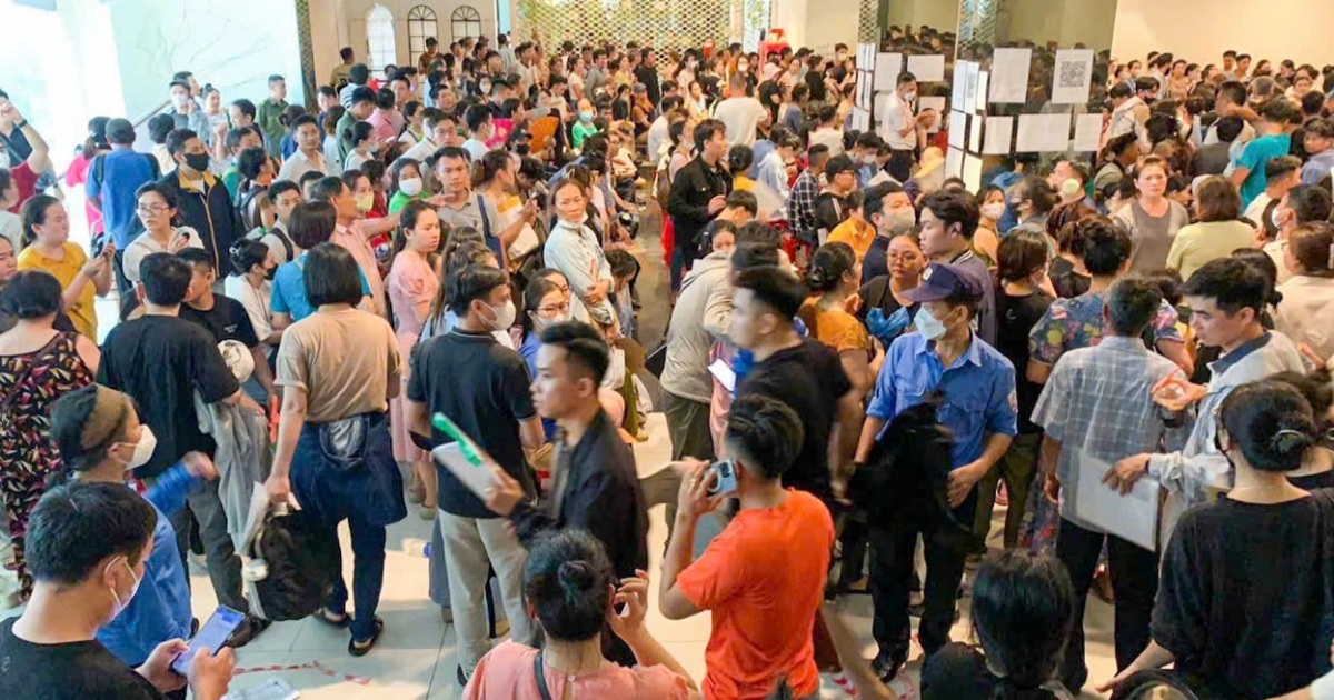 Chờ suốt đêm giữ chỗ mua chung cư cho người thu nhập thấp ở Đà Nẵng