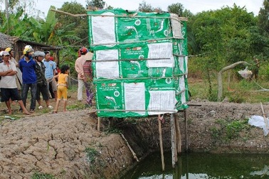 Phát hiện xác thai nhi dưới ao cá