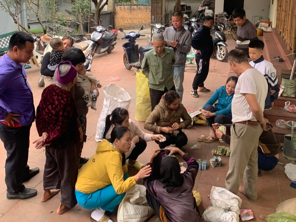 Bất ngờ với bọc tiền cụ bà 90 tuổi cuộn kỹ, giấu trong bao tải - 1 Bất ngờ với bọc tiền cụ bà 90 tuổi cuộn kỹ, giấu trong bao tải - 1