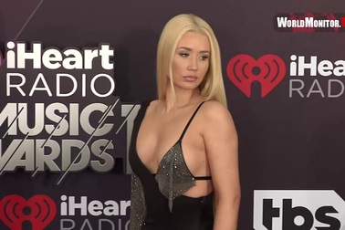 Iggy Azalea khoe vòng một quyến rũ