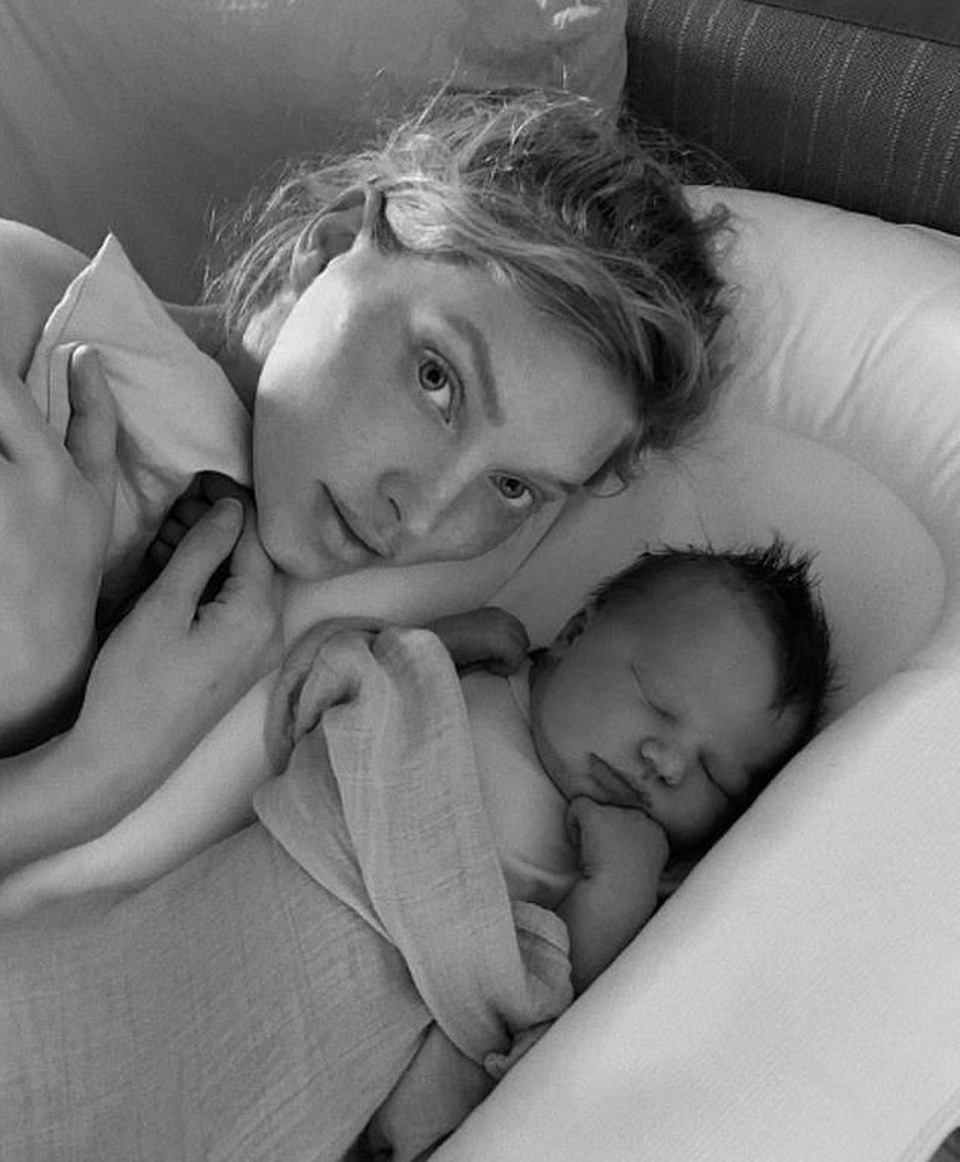 Thiên thần nội y Elsa Hosk kể chuyện đau đớn khi sinh con tại nhà - 2 Thiên thần nội y Elsa Hosk kể chuyện đau đớn khi sinh con tại nhà - 2