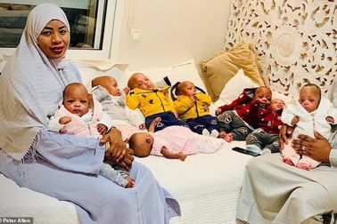 Lần đầu tiên 9 đứa trẻ... sinh 9 xuất hiện bên nhau