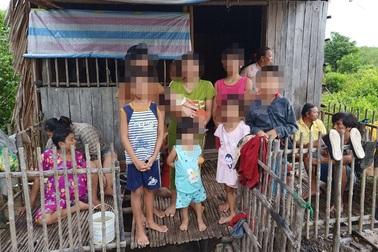 Người phụ nữ mới sinh và 7 cháu bé thoát nạn khi căn nhà lá bốc cháy