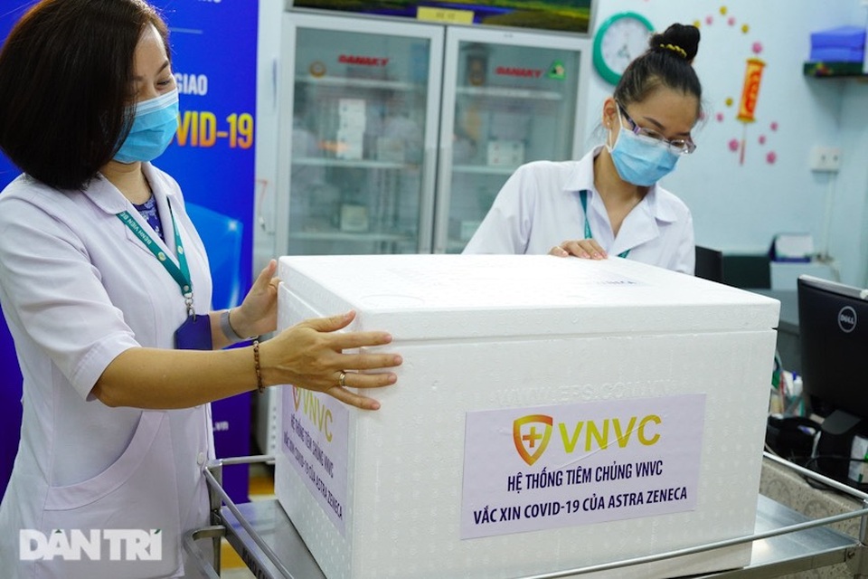 Bắt đầu tiêm vắc xin Covid-19 diện rộng cho nhân viên y tế - 4 Bắt đầu tiêm vắc xin Covid-19 diện rộng cho nhân viên y tế - 4