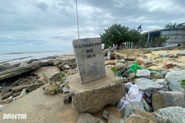 Bãi tắm vừa "hồi sinh" lại tan hoang sau bão Bualoi