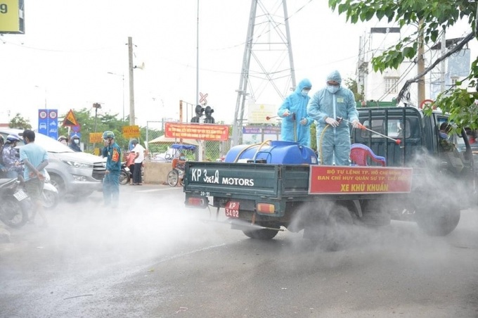 Một số đơn vị sử dụng máy phun hóa chất diệt khuẩn phun vào người cách ly, nhập cảnh... Điều này đã được Bộ Y tế khuyến cáo là không cần thiết và có thể gây nguy hại cho sức khỏe con người