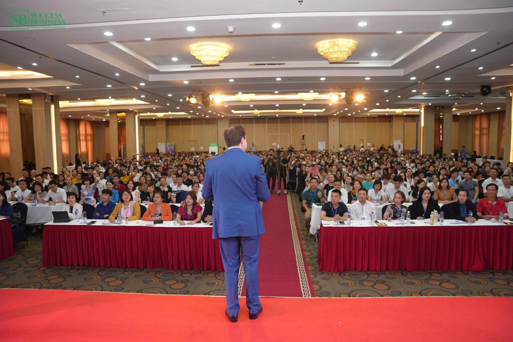 Vua bán hàng đến Việt Nam truyền lửa cho doanh nhân vượt khó - 4