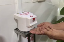 ĐH Bách khoa Đà Nẵng bàn giao máy rửa tay sát khuẩn tự động đến bệnh viện