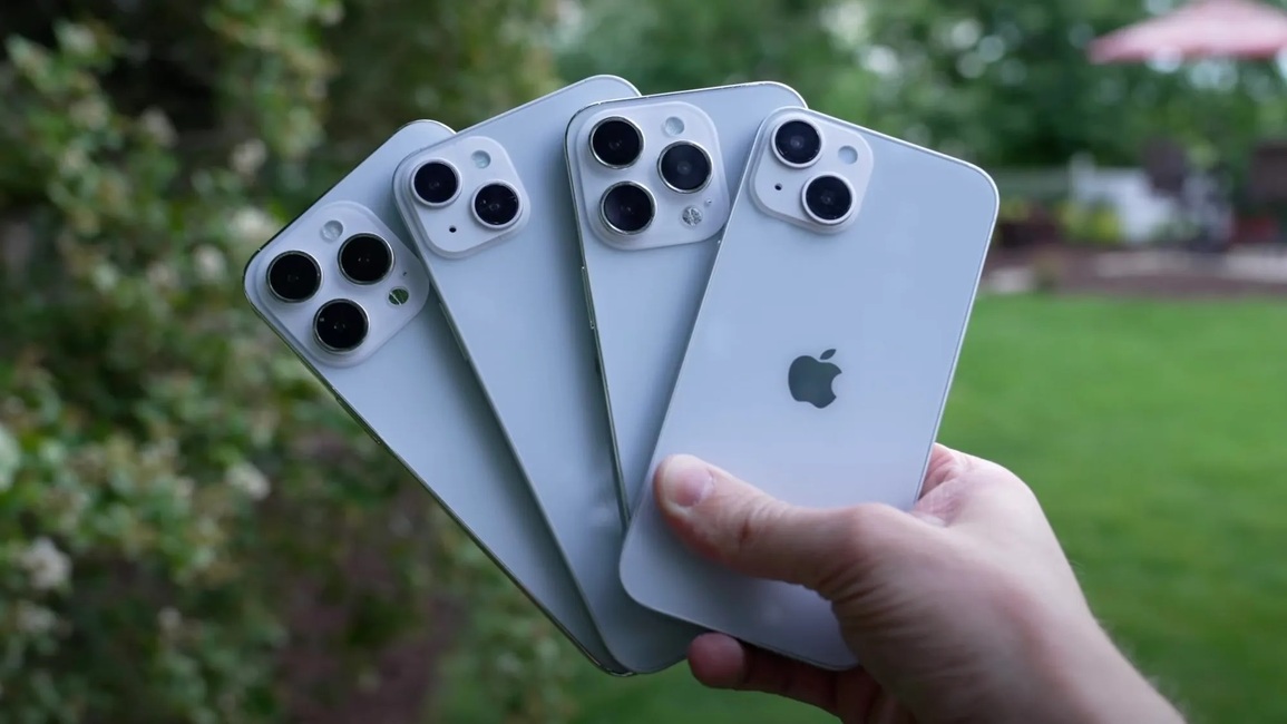 Mô hình 4 phiên bản iPhone 14 cho thấy không có nhiều thay đổi trong thiết kế so với iPhone 13 (Ảnh cắt từ clip). Mô hình 4 phiên bản iPhone 14 cho thấy không có nhiều thay đổi trong thiết kế so với iPhone 13 (Ảnh cắt từ clip).