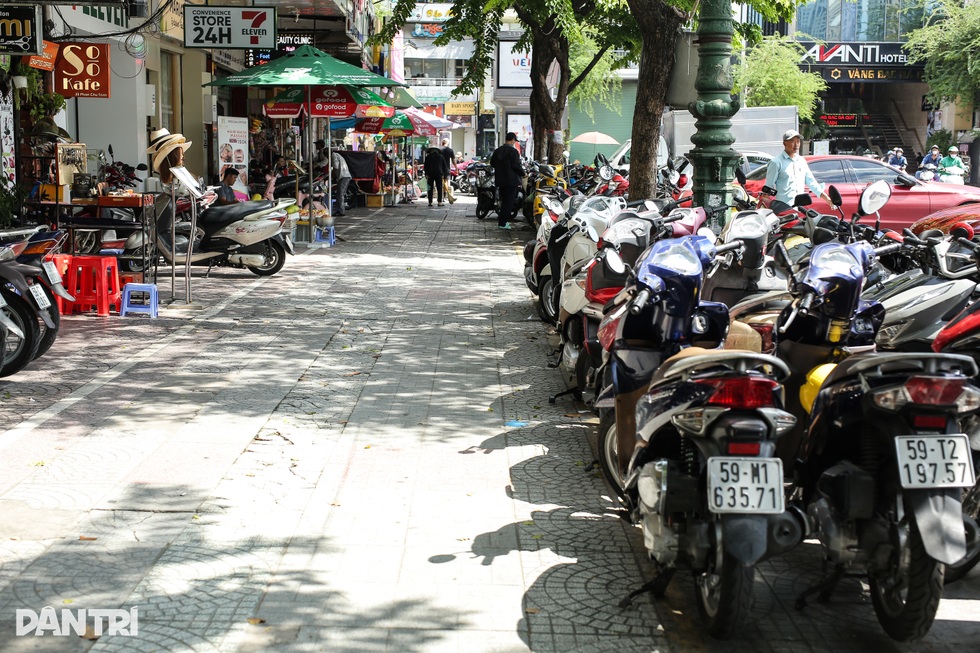 Thu hơn 400 triệu đồng sau một tháng thí điểm cho thuê vỉa hè quận 1 - 3 Thu hơn 400 triệu đồng sau một tháng thí điểm cho thuê vỉa hè quận 1 - 3