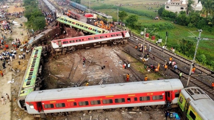 Hiện trường các toa tàu bị trật khỏi đường ray ở bang Odisha (Ấn Độ) ngày 3-6. Ảnh: BBC

