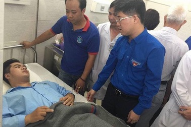 Sinh viên làm “hiệp sĩ đường phố”: Nên hay không?