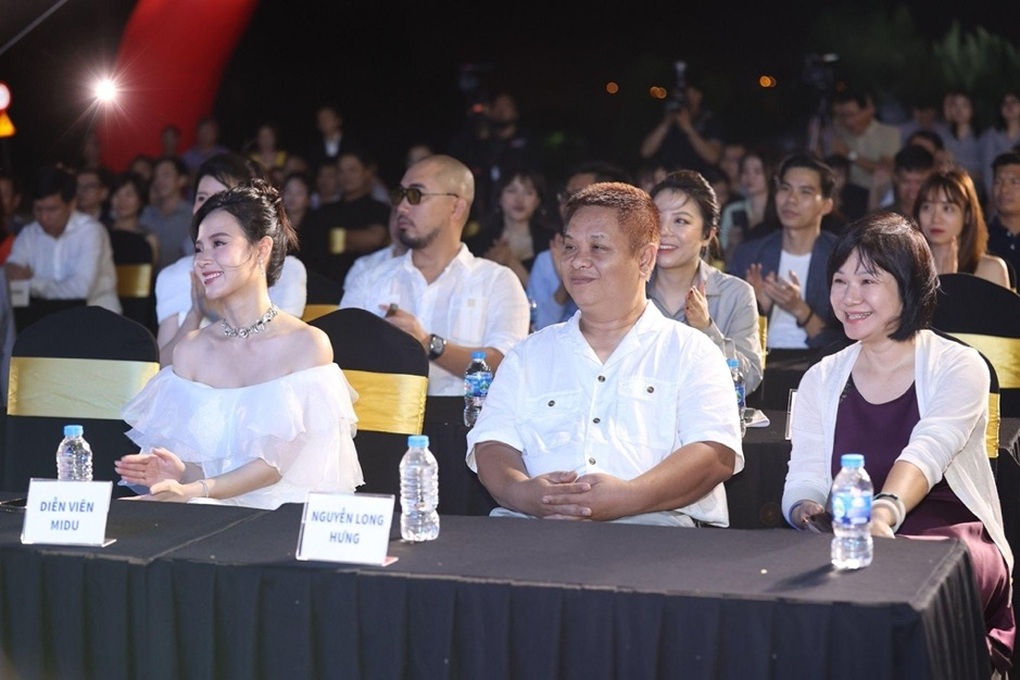 Khai trương showroom nội thất gỗ óc chó cao cấp tại Sài Gòn - 7 Khai trương showroom nội thất gỗ óc chó cao cấp tại Sài Gòn - 7