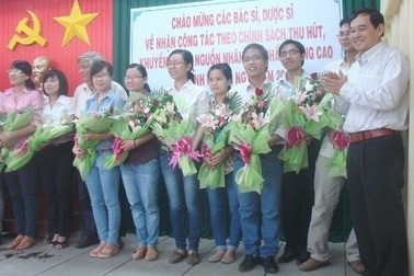 Vì sao bác sĩ bỏ việc từ công sang tư?